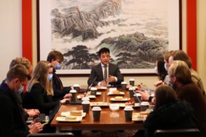 Kinijos atstovas išsakė reikalavimus Lietuvai dėl Taivaniečių atstovybės: keisti pavadinimą viena kalba neužteks