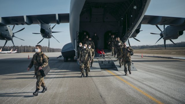 Pentagono vadovas ketina patvirtinti paramą sąjungininkams: NATO batalionui Lietuvoje skirs daugiau pastiprinimo