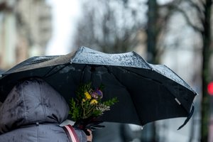 Sinoptikai ragina nusiteikti niūriam periodui: pasirodys įvairūs krituliai, kai kur – itin stiprus vėjas
