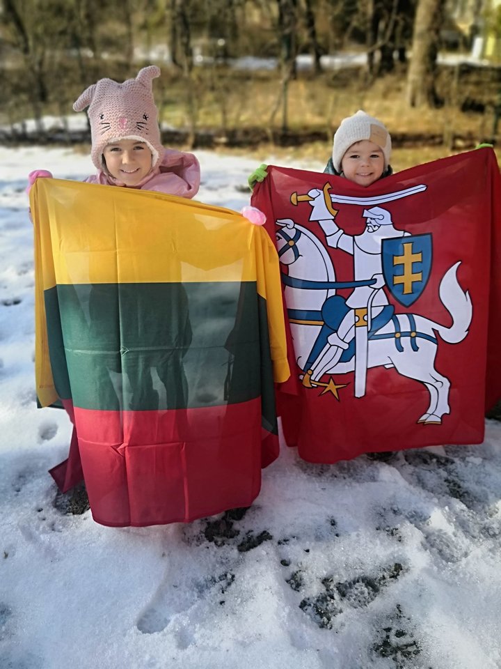  Jogaila Morkūnas pasidalijo savo vaikų nuotaikinga nuotrauka. Marija Barbora laiko trispalvę, o Aleksandras – Vyčio vėliavą.<br> Socialinio tinklo nuotr.