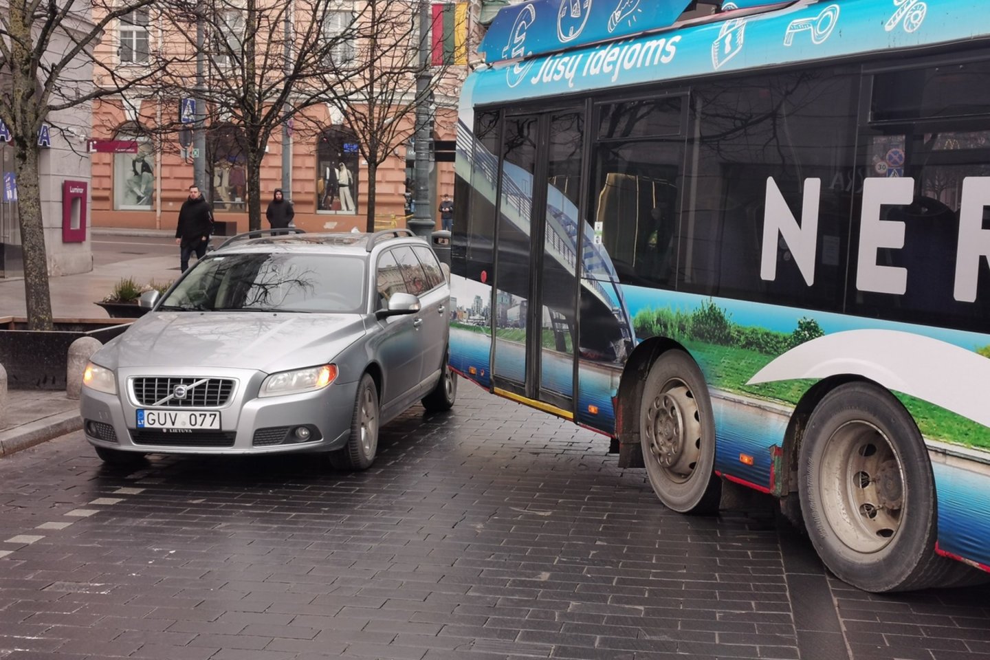  Net ir uždraudus eismą Gedimino pr. Vilniuje, čia vis tiek sugebėjo susidurti troleibusas ir „Volvo“.<br> R.Danisevičiaus nuotr.