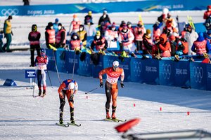 Paskutinis startas Pekine: slidinėjimo estafetėje merginos buvo pavytos, vaikinai aplenkė korėjiečius