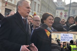 Minioje pasirodęs G. Nausėda kreipėsi į protestuojantį vyrą: „Gal be šitų plakatų, mielasis“