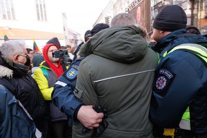 Policija dėl pažeidimų per Vasario 16-osios renginius nubaudė du asmenis: vienas neklausė pareigūnų, kitas girtas šlapinosi prie Katedros