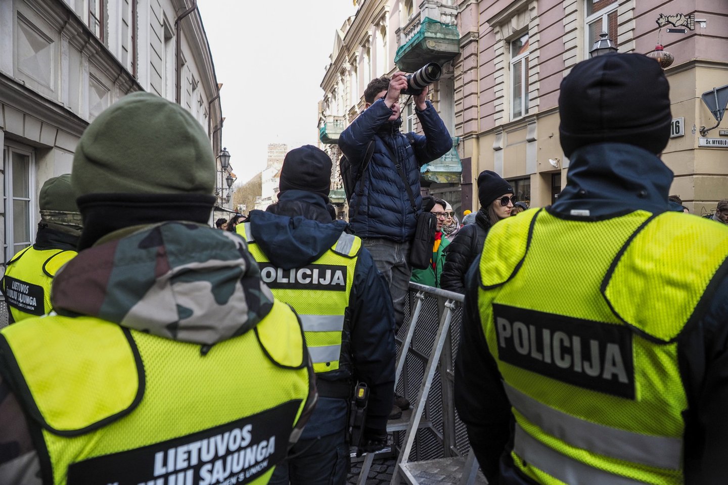  Policija skyrė daug dėmesio ir plakatus atsinešusiems asmenims.<br> V.Ščiavinsko nuotr.