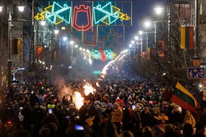 Vasario 16-osios proga Gedimino prospekte uždegta 16 simbolinių laužų