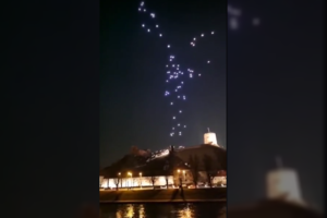 Vasario 16-osios dronų šou stebėję vilniečiai sutriko: dalis ore kabėjusios įrangos sukrito tiesiai į Nerį