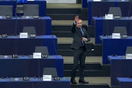 Skandalas Europos Parlamente: parlamentaras pademonstravo nacistinį pasisveikinimą