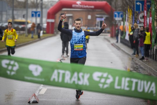 Šventiniame bėgime „Bėkime už laisvę“ triumfavo A. Rimkus ir R. Kergytė-Dauskurdienė