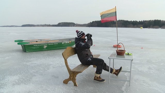 Kupiškio rajone ant ledo įrengta originali karuselė: verslininkas idėją pasiskolino iš esto