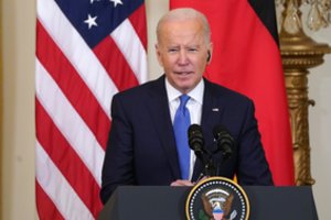 J. Bidenas: Rusijos įsiveržimo į Ukrainą grėsmė išlieka „labai didelė“