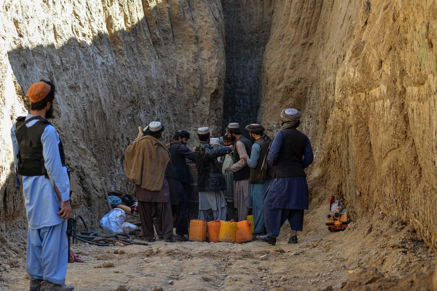 Tris dienas šulinyje Afganistane įstrigęs berniukas ištrauktas mirė.<br>AFP/Scanpix nuotr.