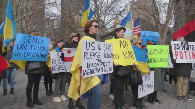 Ukrainą palaikantys protestuotojai susirinko priešais JT pastatą: ragino padėti ukrainiečiams