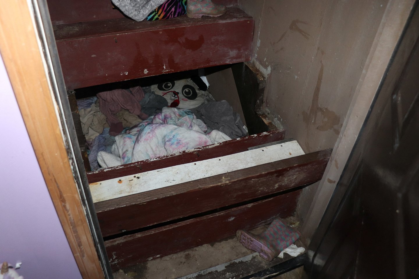  Mergaitė buvo paslėpta „kambarėlyje“ po laiptais.<br> Reuters/Scanpix nuotr.