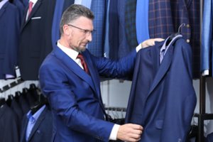 Vienuolių žodžiai kostiumo ieškojusiam vyrui privertė atsilošti net pardavėjas