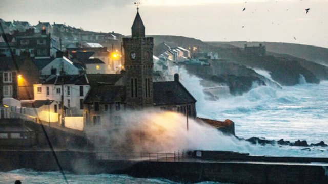 Airijos ir JK salas temdo audros „Eunice“ debesys: pirmą kartą paskelbtas pavojus gyvybei