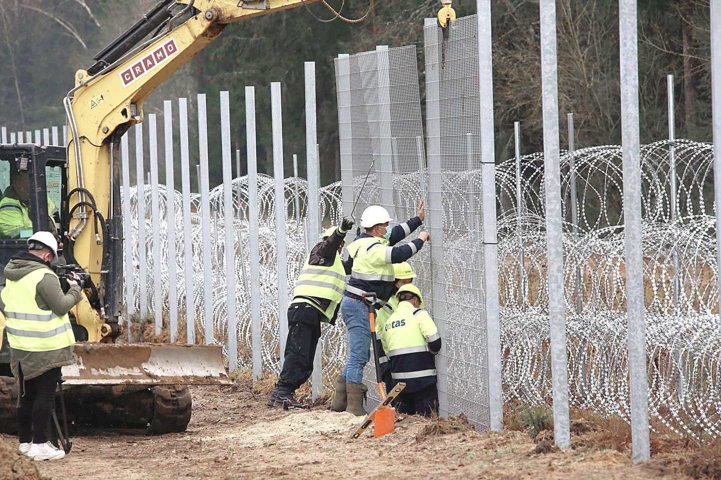Tvoros su Baltarusija statybos projektą įgyvendinanti energetikos grupė „Epso-G“ planuoja pirkti papildomų darbų.<br>M.Patašiaus nuotr.