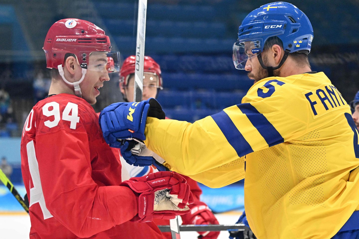  Švedijos ledo ritulio ekipos žaidėjas prieš rusą.<br>AFP/Scanpix nuotr.