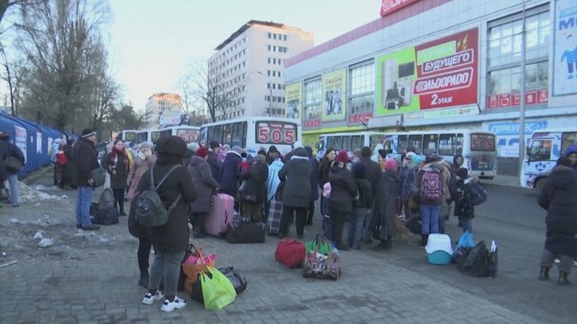Po susišaudymų Donbase tęsiama gyventojų evakuacija: vienas po kito autobusai vyksta į Rusiją