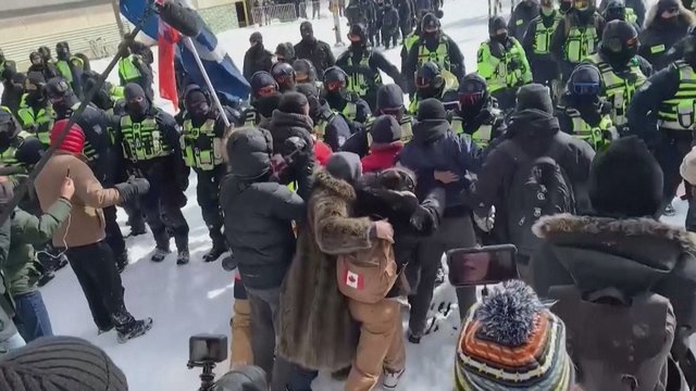 Kanadoje nerimstantys protestai neapsieina be susirėmimų su policija: sulaikyta mažiausiai 70 asmenų