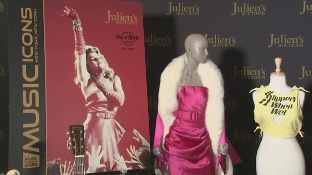 Aukcione bus parduodama legendinė Madonnos rožinė suknelė: teks pakloti nemažą sumą