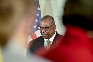 JAV gynybos sekretoriaus žinia iš Vilniaus: Rusijos kariai yra pasiruošę smogti Ukrainai