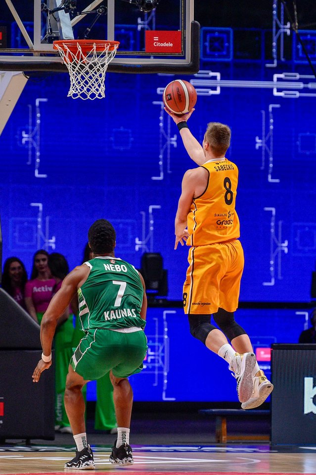 Šiauliečiai pirmajame pusfinalyje 68:80 nusileido čempionų titulą ginantiems Kauno „Žalgirio“ krepšininkams.<br>V.Ščiavinsko nuotr.