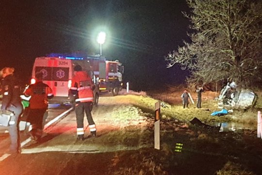 Tragiška avarija Panevėžio rajone: vienas žmogus žuvo, dėl kito gyvybės kovoja medikai