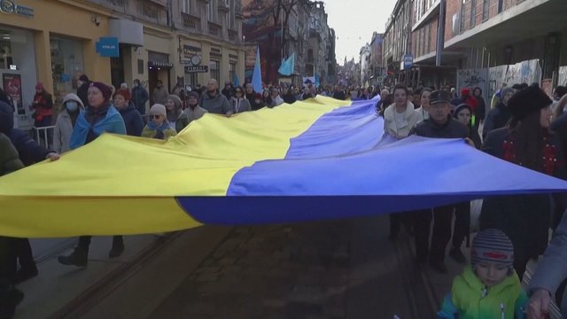 Ukrainiečiai Lvovo mieste žygiavo rodydami vienybę: žmonių kolona buvo nešini vėliavomis ir skandavo šūkius