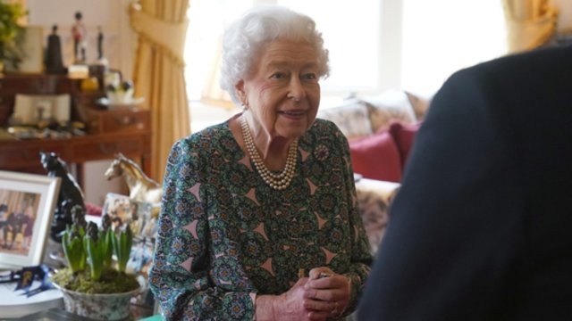 Karalienei Elizabeth II nustatytas COVID-19: monarchė jaučia lengvus simptomus, tačiau bus stebima medikų
