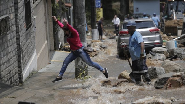 Brazilijoje audros aukų skaičius išaugo iki 165: purve ir griuvėsiuose toliau ieškoma dingusiųjų
