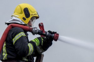 Ugningas ir audringas ugniagesių savaitgalis – liepsnos siaubė namus, vėjai laužė medžius