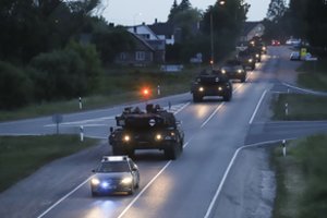 Įspėja vairuotojus: numatomas intensyvesnis karinės technikos judėjimas šalies keliuose
