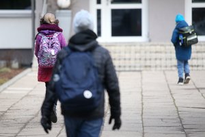 Atlaisvinimai planuojami ir mokyklose: ministerija siūlo atsisakyti srautų valdymo ir kaukių pradinukams