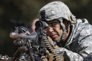 Valdantieji apie siūlymus didinti gynybos finansavimą: keisti biudžeto planą gana įprastas dalykas