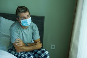 Nustatė, kokie simptomai būdingi žmonėms, kurie pasiskiepijo, o vėliau užsikrėtė omikron atmainos koronavirusu