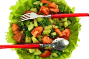 Gydytoja paaiškino, kiek tiesos yra teiginyje, kad pomidorų ir agurkų negalima valgyti kartu