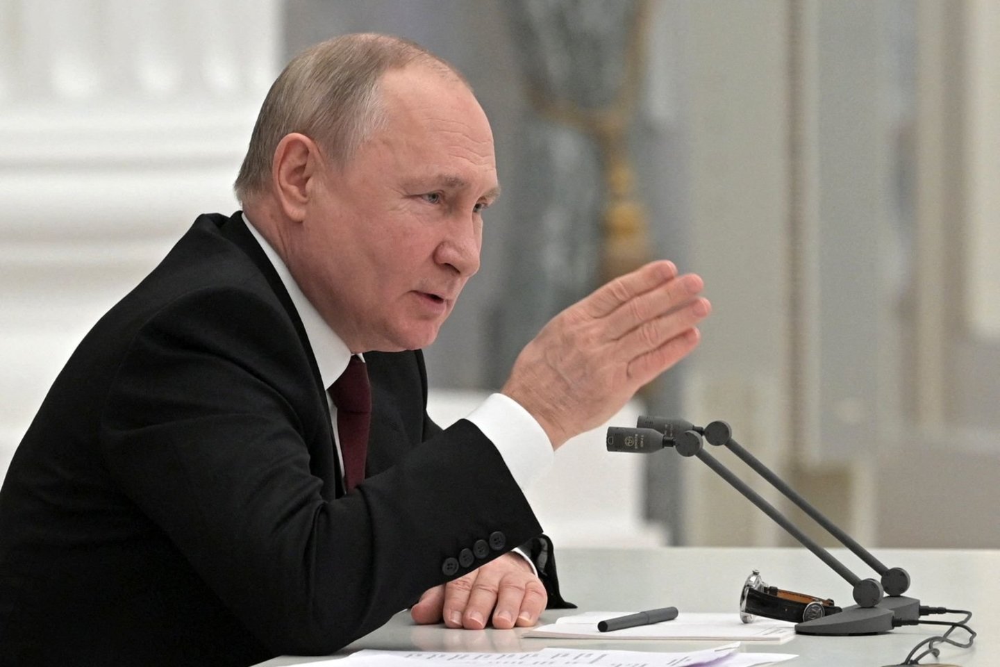  V.Putinas sureagavo ir žvalgybininko pasisakymą ir paprašė patikslinti, ką jis norėjo pasakyti.<br> Reuters/Scanpix nuotr.