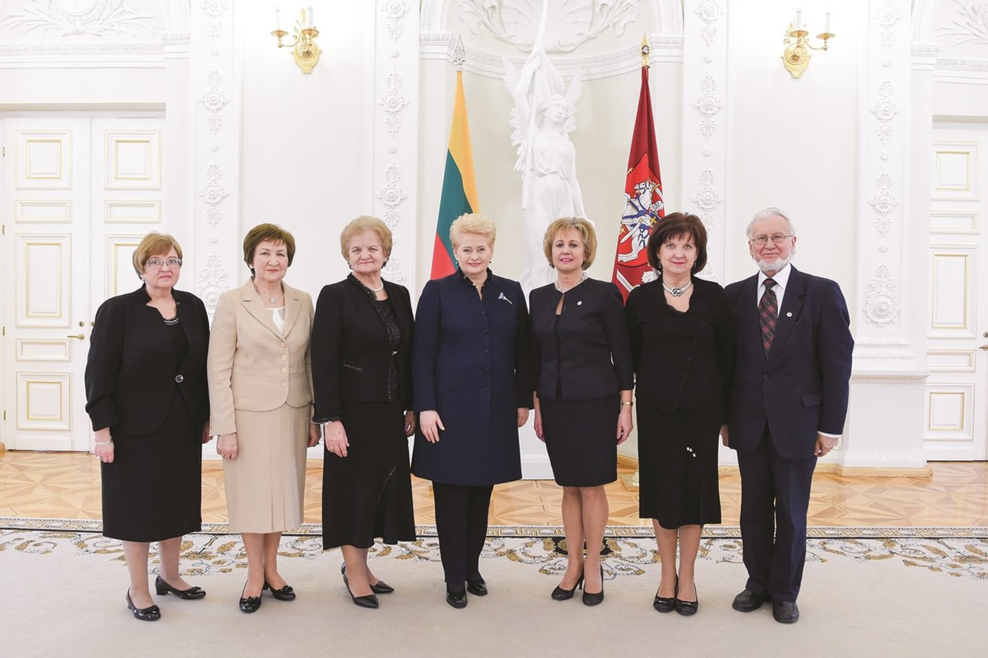 LMRF kolektyvas su kadenciją baigusia LR prezidente D.Grybauskaite (centre).<br> LMRF archyvo nuotr.