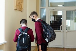 Vyriausioji epidemiologė: svarstoma atsisakyti privalomo kaukių dėvėjimo pradinukams