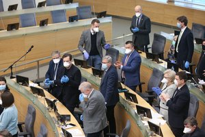 Konservatorius palikęs politikas atvėrė partijos užkulisius: buvusi prezidentė davė toną