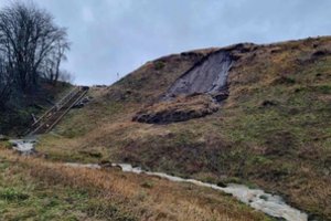 Po smarkaus lietaus – piliakalnio nuošliauža ir teršalai upėje