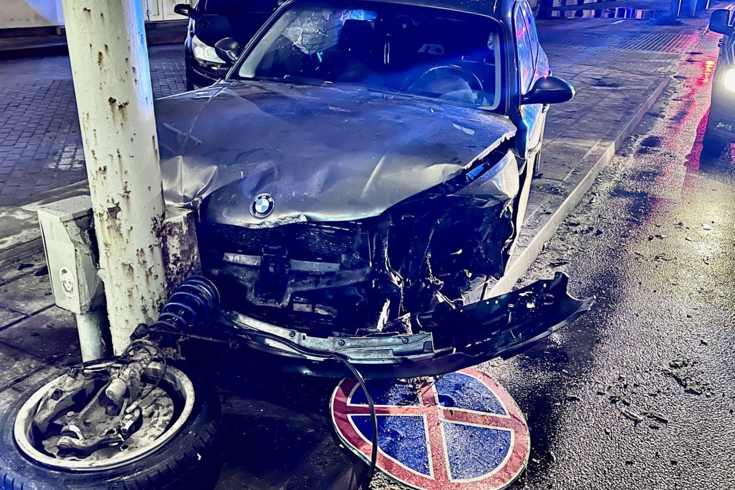  Žiauri avarija Vilniuje: kaktomuša susidūrė du automobiliai – prireikė medikų pagalbos.<br> V.Ščiavinsko nuotr.
