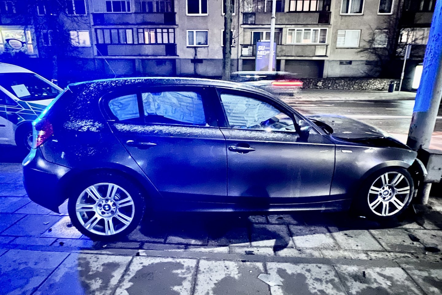 Žiauri avarija Vilniuje: kaktomuša susidūrė du automobiliai – prireikė medikų pagalbos.<br> V.Ščiavinsko nuotr.
