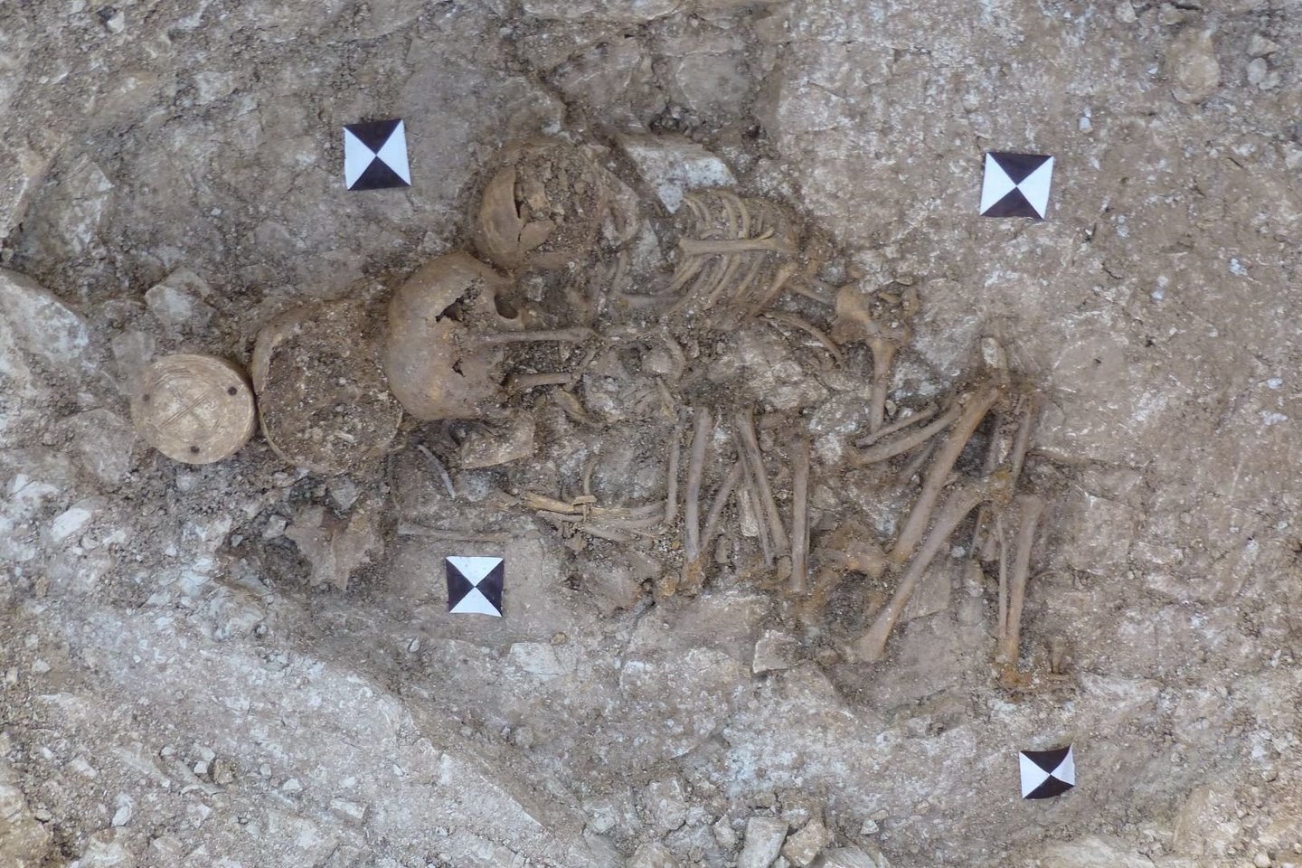  Artefaktai rasti šalia trijų palaidotų vaikų. Skulptūrėlė buvo rasta virš vyriausiojo vaiko galvos, o du jaunesnieji vaikai - vienas priešais kitą.<br> Britų muziejaus nuotr.