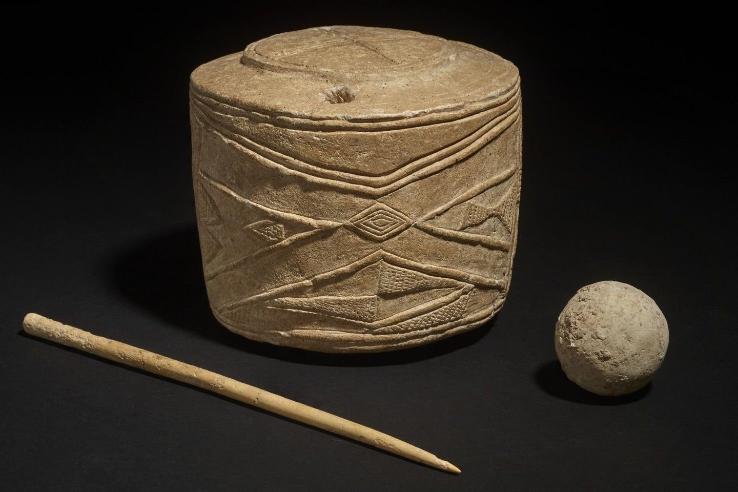  Kreidos skulptūrėlė, kaulinis smeigtukas ir rutuliukas, rasti vaikų kape, kuris datuojamas maždaug 5000 metų.<br> Britų muziejaus nuotr.