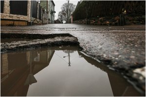 Didelė duobė gatvėje paplonins Kauno iždą: tamsoje į ją įlėkus „Mercedes“, meistrams teko paplušėti