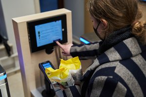 Prekybos tinklas Lietuvoje pristatė visišką naujovę – įsigyti reikalingiausias prekes čia galima vos per 20 sekundžių