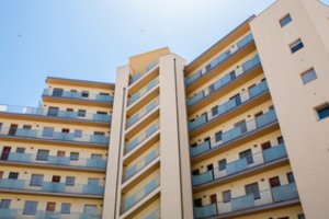 Netikėkite aklai: nebaigtas statyti daugiabutis – ne tik daug problemų, bet ir didžiulė rizika