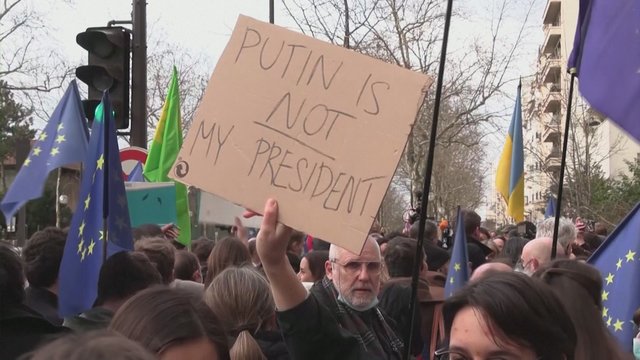 Apie šimtas protestuotojų rinkosi prie Rusijos ambasados ​​Paryžiuje: prašė ES apginti Ukrainą